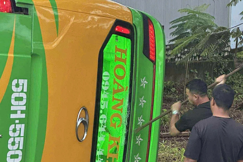 Vụ tai nạn lật xe khách: 2 nạn nhân phải phẫu thuật cắt cụt tay - 2