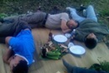 Uống rượu hết nổi, bị bạn nhậu đâm thủng ruột 