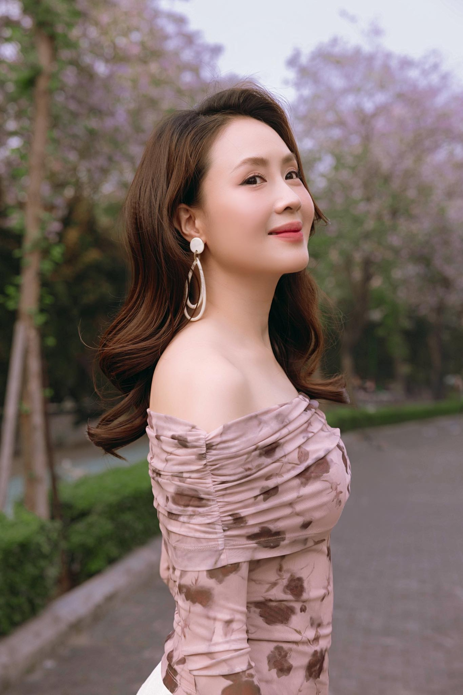 Nhan sắc không tuổi, thời trang đẳng cấp của Hồng Diễm sau 15 năm - 5