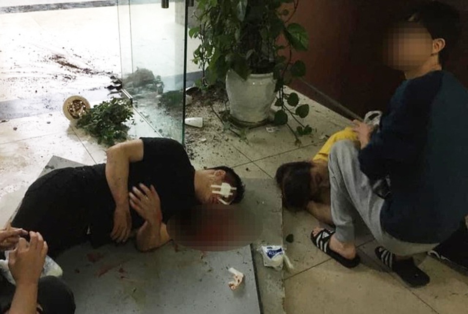 Đang ngồi làm việc, giám đốc và nhân viên rơi từ tầng 2 xuống sảnh chung cư - 1 Đang ngồi làm việc, giám đốc và nhân viên rơi từ tầng 2 xuống sảnh chung cư - 1