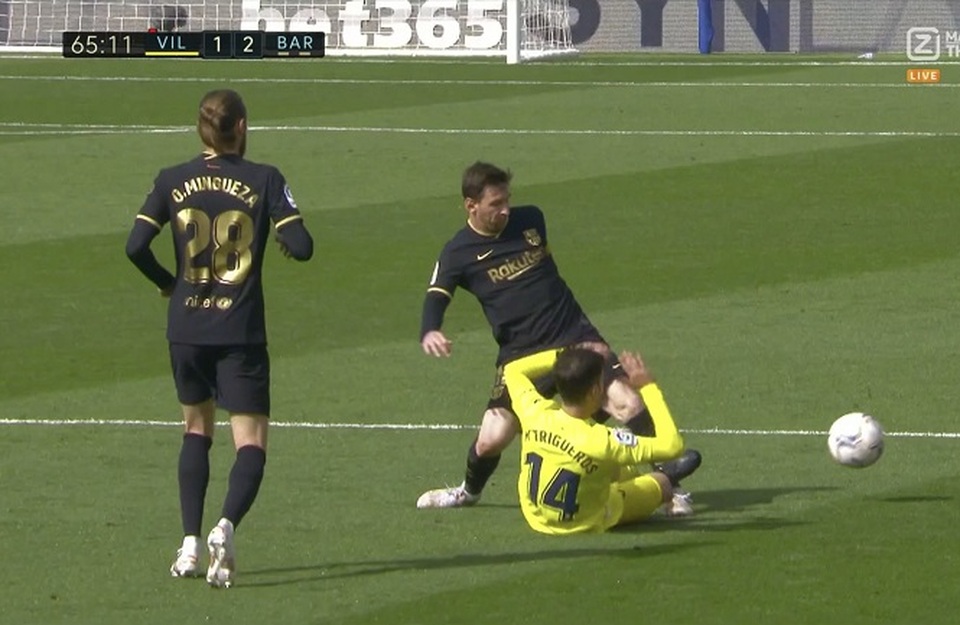 Rợn người pha tắc bóng triệt hạ, khiến Messi suýt gãy chân - 1 Rợn người pha tắc bóng triệt hạ, khiến Messi suýt gãy chân - 1
