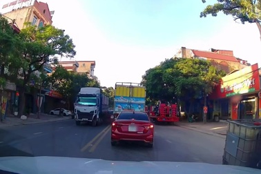 Rơi vào điểm mù, ô tô con bị kẹp chặt giữa hai xe tải