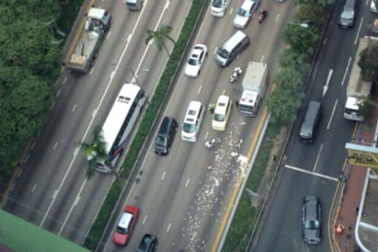 Dân Hồng Kông đổ xô nhặt tiền rơi trắng đường