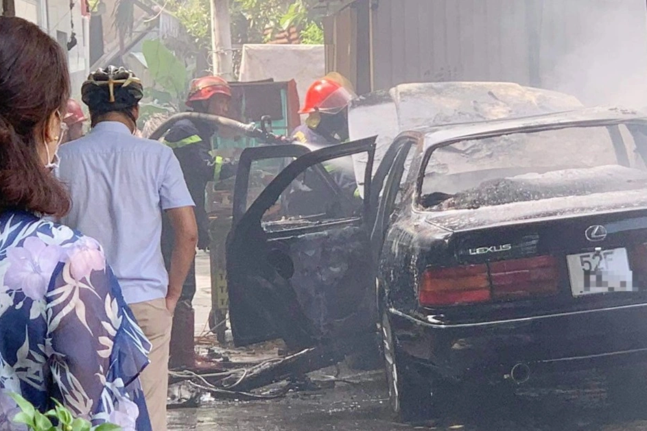 Xe Lexus bốc cháy ngùn ngụt trước nhà dân ở TPHCM - 1