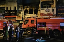 Cháy nhà hai tầng ở TPHCM, cảnh sát kịp thời giải cứu người mắc kẹt