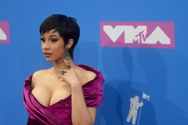 Ca sỹ Mỹ khoe ngực khủng tại lễ trao giải VMA