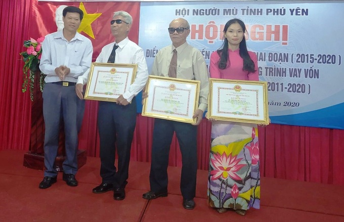 Phú Yên: Hỗ trợ vốn tạo việc làm cho người mù ổn định cuộc sống - Ảnh 2. Phú Yên: Hỗ trợ vốn tạo việc làm cho người mù ổn định cuộc sống - Ảnh 2.