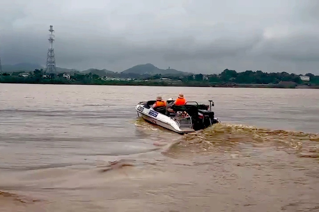 Cục CSGT tham gia ứng cứu, tìm kiếm nạn nhân vụ sập cầu Phong Châu - 2 Cục CSGT tham gia ứng cứu, tìm kiếm nạn nhân vụ sập cầu Phong Châu - 2