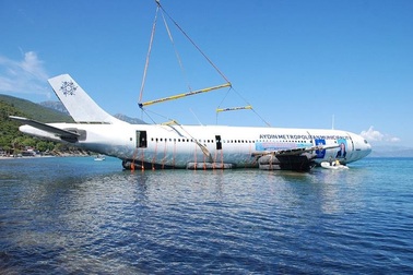Nhấn chìm máy bay xuống biển để quảng bá du lịch địa phương