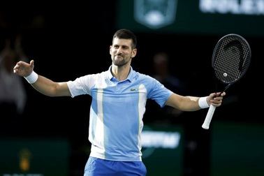 Djokovic lội ngược dòng vào chung kết Paris Masters