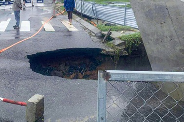 Xuất hiện hố "tử thần” trên đường sau mưa lớn ở Đà Nẵng