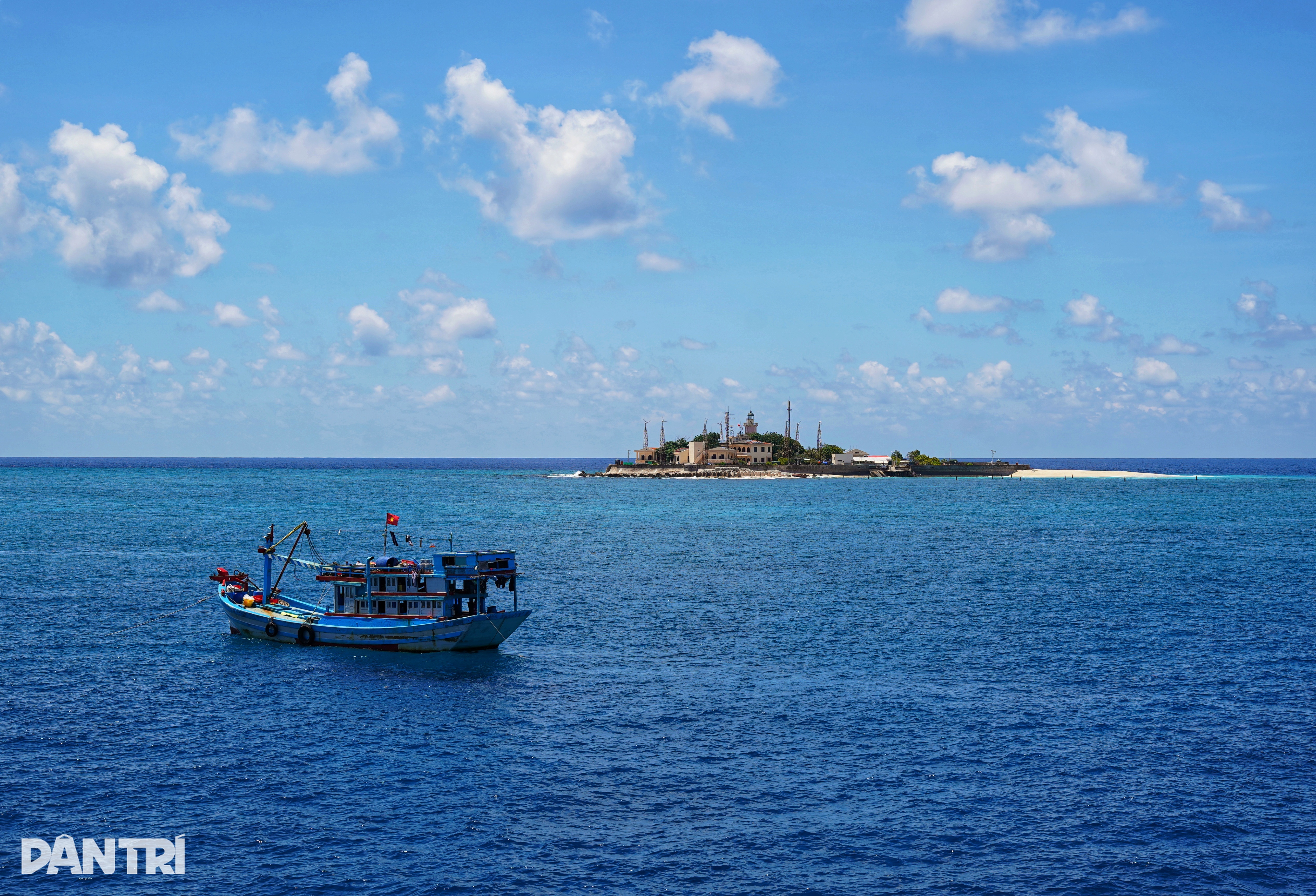 Helikopter redder hjernehinnebetennelsepasient i Truong Sa - 2 Trực thăng cấp cứu bệnh nhân viêm màng não ở Trường Sa - 2