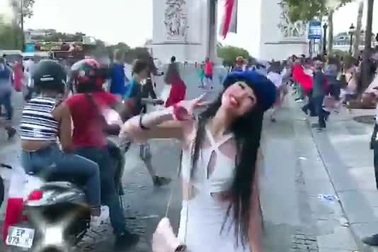 Jessica Minh Anh xuống đường cùng các cổ động viên Pháp ăn mừng chiến thắng