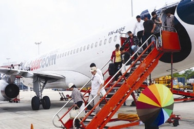 Nghỉ lễ: Khách sạn được mùa, xe thuê méo mặt