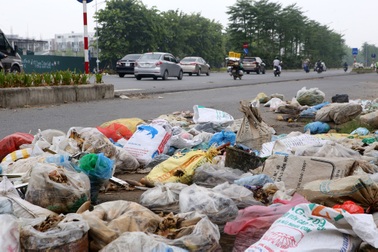 Rác ngổn ngang dọc tuyến đường nghìn tỷ giữa trung tâm Hà Nội