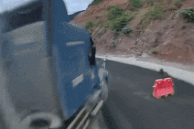 Nổi bật tuần qua: Xe đầu kéo nghi mất phanh, lao thẳng vào vách núi