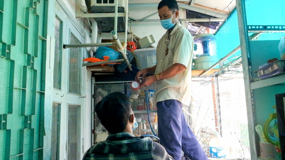 Thợ dịch vụ vệ sinh máy lạnh, máy giặt làm không kịp thở dịp Tết - 9 Thợ dịch vụ vệ sinh máy lạnh, máy giặt làm không kịp thở dịp Tết - 9