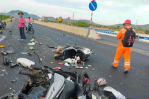 Vụ ô tô tông hàng loạt xe máy: Nạn nhân cần làm gì nếu không khởi tố vụ án?