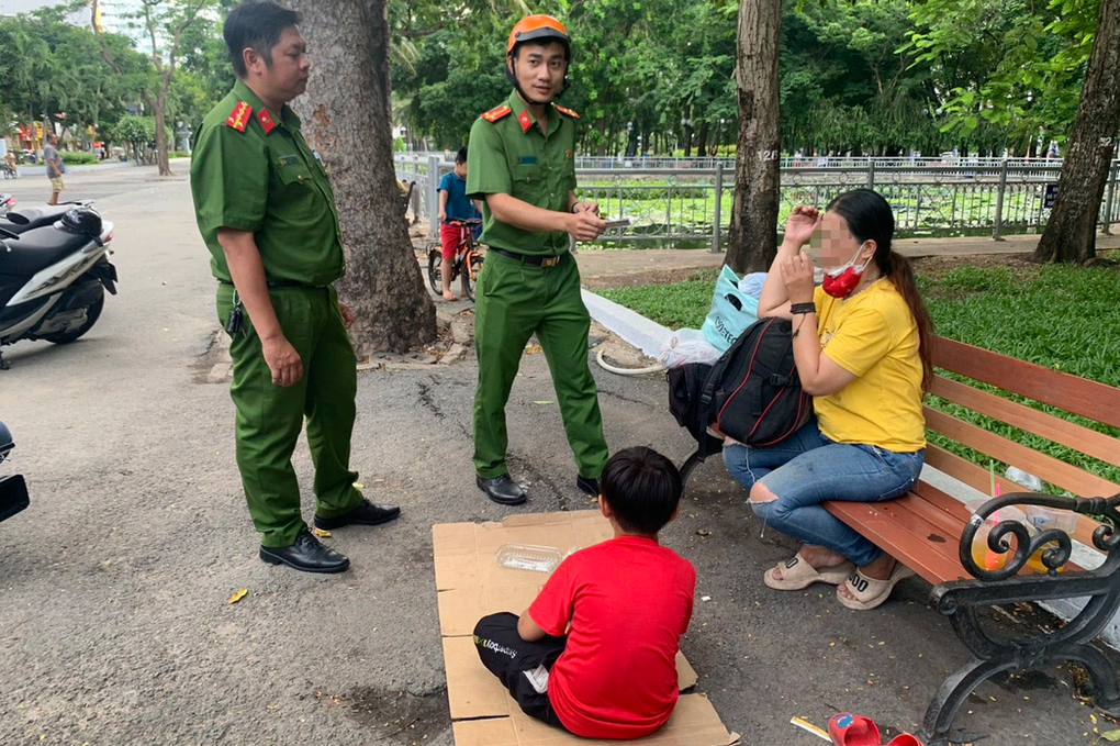 Bị nhắc nhở liên tục, mẹ vẫn ngang nhiên dắt con đi ăn xin chuyên nghiệp - 2 Bị nhắc nhở liên tục, mẹ vẫn ngang nhiên dắt con đi ăn xin chuyên nghiệp - 2