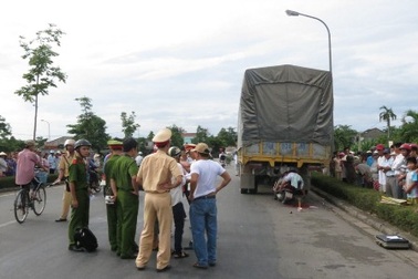 Tông vào xe tải đậu bên đường, một người tử vong