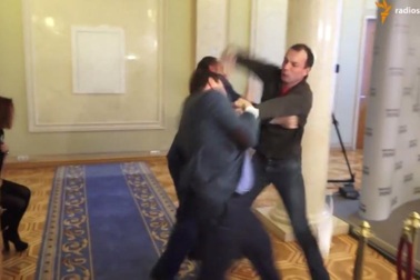 Nghị sỹ Ukraine đánh nhau ngay tại đại sảnh quốc hội