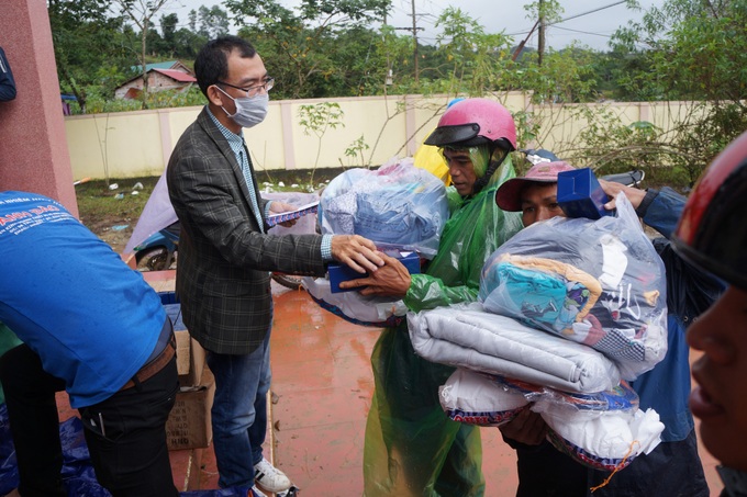 Hơn 3 giờ lội bộ đi nhận quà cứu trợ - Ảnh 5. Hơn 3 giờ lội bộ đi nhận quà cứu trợ - Ảnh 5.