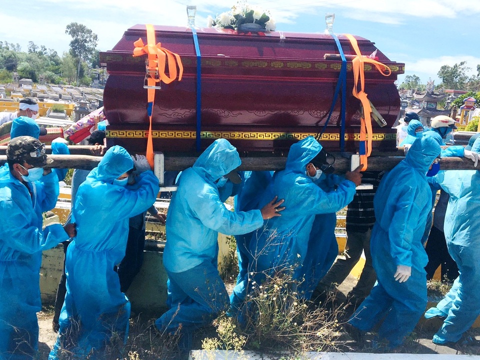 Nghẹn ngào hình ảnh đám tang vùng dịch - 5