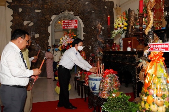 Bí thư tỉnh ủy Tiền Giang - Nguyễn Văn Danh cùng lãnh đạo tỉnh thắp hương trước bàn thờ Quốc tổ Hùng Vương.