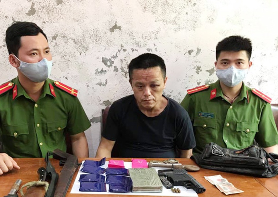 Hứng mưa đá, nhịn đói mật phục bắt trùm ma túy có vũ khí nóng - 1 Hứng mưa đá, nhịn đói mật phục bắt trùm ma túy có vũ khí nóng - 1