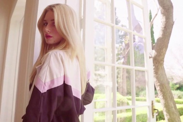 Lottie Moss trẻ trung trong clip quảng cáo