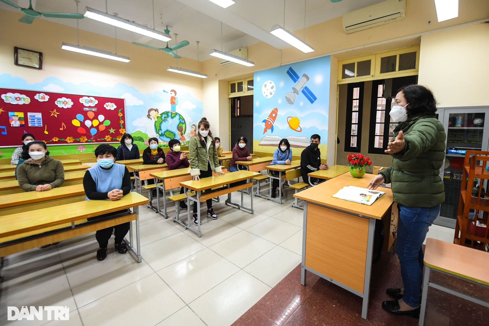 Giáo viên ở Hà Nội vào vai học sinh diễn tập đón trẻ lớp 1-6 trở lại trường - 12 Giáo viên ở Hà Nội vào vai học sinh diễn tập đón trẻ lớp 1-6 trở lại trường - 12