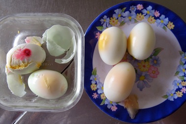 Xuất hiện trứng vịt lạ có chấm đỏ lớn ở lòng trắng