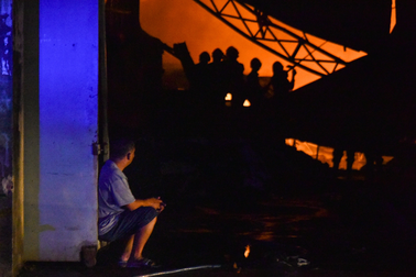 Chủ xưởng vải xảy ra vụ cháy bật khóc: "Tôi thật sự bất lực và suy sụp..."