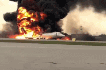 Máy bay chở khách của Nga cháy dữ dội sau khi hạ cánh khẩn cấp, 41 người thiệt mạng