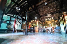 Căn nhà gỗ quý trăm năm tuổi "độc nhất vô nhị" ở xứ biển Vĩnh Châu