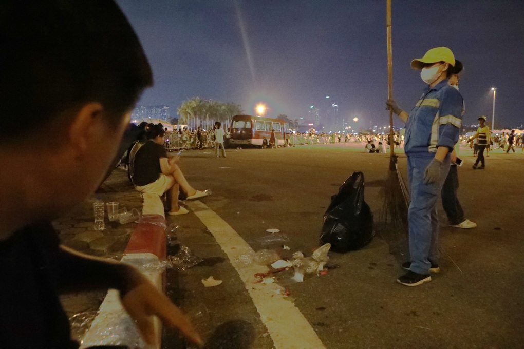 Biển rác sau 2 đêm Blackpink, công nhân 20 năm trong nghề cũng choáng - 4