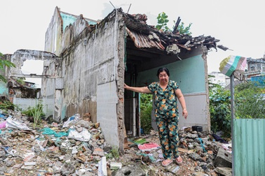 Lý do người dân vẫn sống bên kênh nước đen, nơi chuột đua nhau chạy