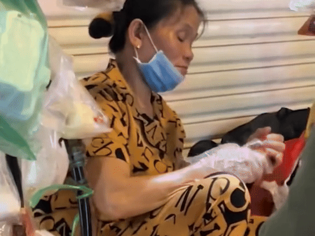 Tâm sự của bà cụ bán bánh tráng nổi tiếng bất đắc dĩ vì ngủ gật ở TPHCM - 1 Tâm sự của bà cụ bán bánh tráng nổi tiếng bất đắc dĩ vì ngủ gật ở TPHCM - 1