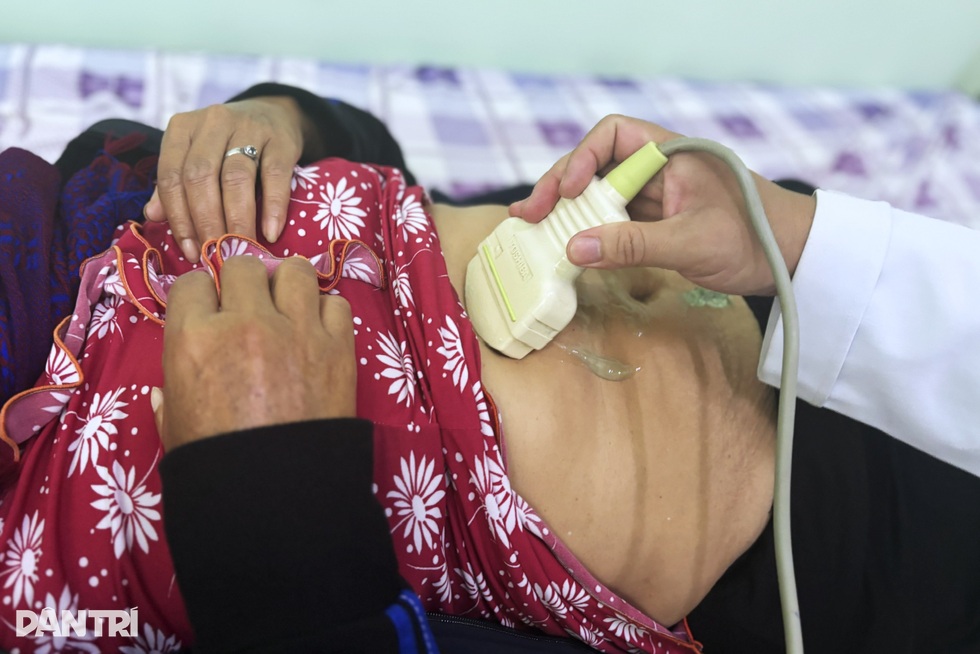 Chuyện đau lòng của những phụ nữ ẵm theo trẻ tay chân co quắp, mắt vô hồn - 9