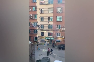 Người hùng trèo lên tầng 4 giải cứu em bé bị mắc kẹt ngoài ban công