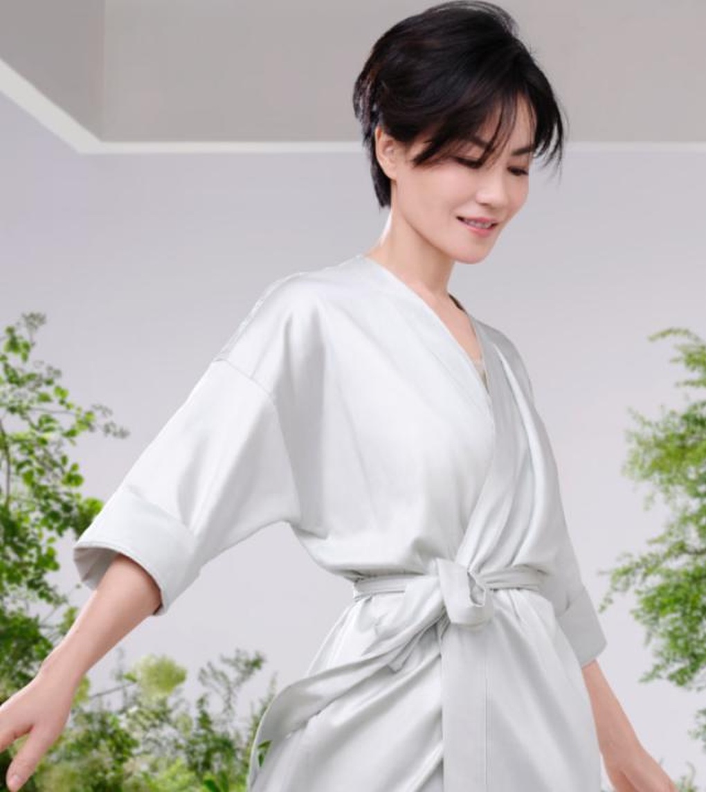 Thiên hậu Vương Phi gây sốt khi khoe nhan sắc tuổi 53 - 5 Thiên hậu Vương Phi gây sốt khi khoe nhan sắc tuổi 53 - 5
