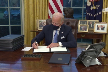 Tổng thống Biden ký sắc lệnh tại Phòng Bầu dục