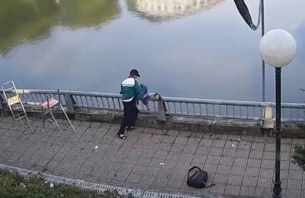 Bố nam sinh Lào Cai bị bạn hất xuống nước chia sẻ tình trạng của con - 1