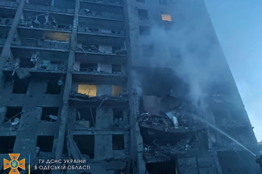 Ukraine cáo buộc Nga phóng tên lửa vào khu chung cư, 18 người chết