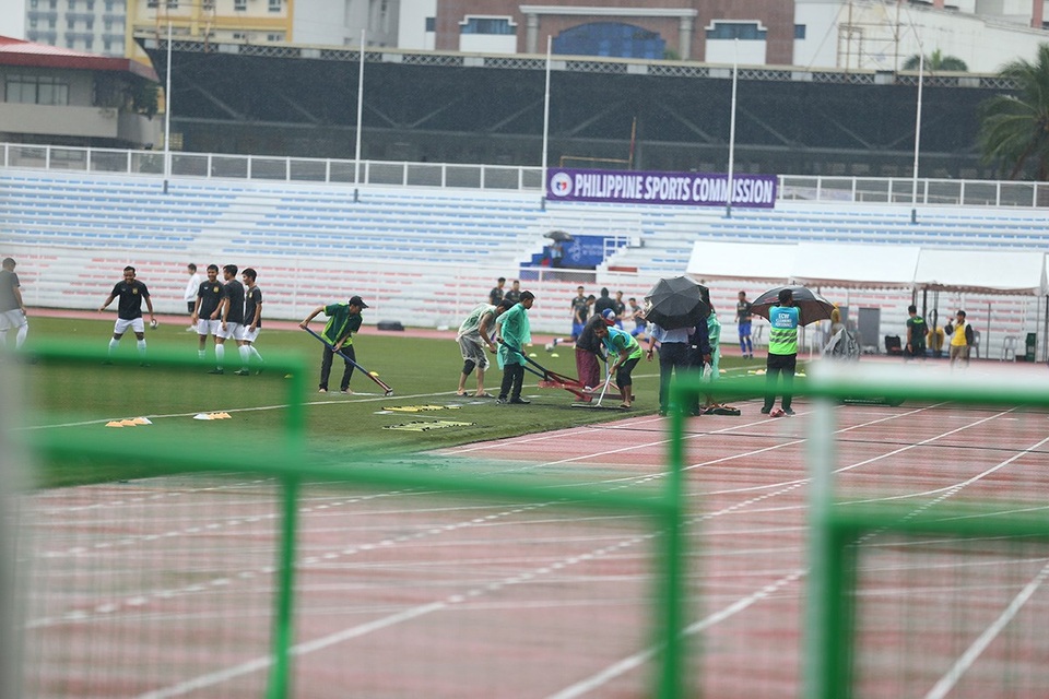 Sân Rizal Memorial ngập nước trước trận đấu U22 Việt Nam gặp U22 Singapore - 9 Sân Rizal Memorial ngập nước trước trận đấu U22 Việt Nam gặp U22 Singapore - 9