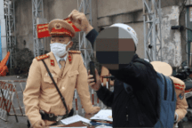 Hà Nội: Bị phạt vì đi ngược chiều, tài xế đòi khiếu nại CSGT