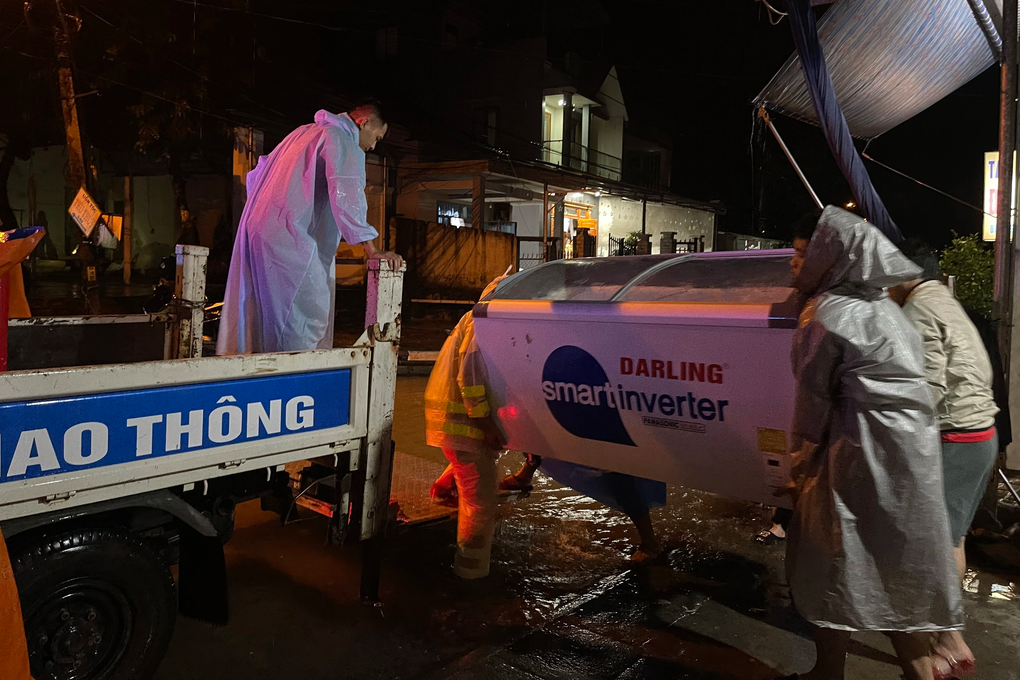 Quảng Nam hứng mưa cực lớn, nhiều nơi ngập sâu - 5 Quảng Nam hứng mưa cực lớn, nhiều nơi ngập sâu - 5