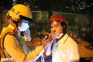 Sợ bị vợ mắng vì hút thuốc, tài xế dùng nước súc miệng và dính nồng độ cồn