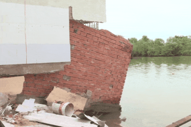 Sạt lở bờ sông "đe dọa" gần 100 căn nhà ở Bạc Liêu