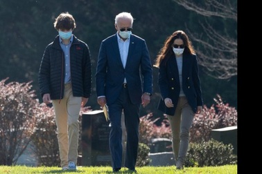 Ông Biden thăm mộ con trai sau khi được tuyên bố đắc cử